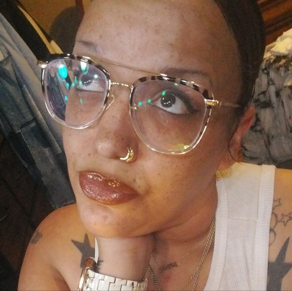 Meet your Posher, Tori - Picture 2 of 2